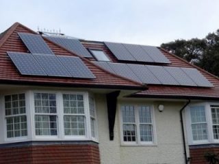 photo maison avec panneaux solaires photovoltaïques en toiture